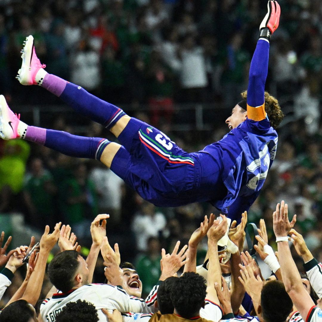 Memo Ochoa es levantado por sus compañeros al finalizar el encuentro de México ante Chequia.